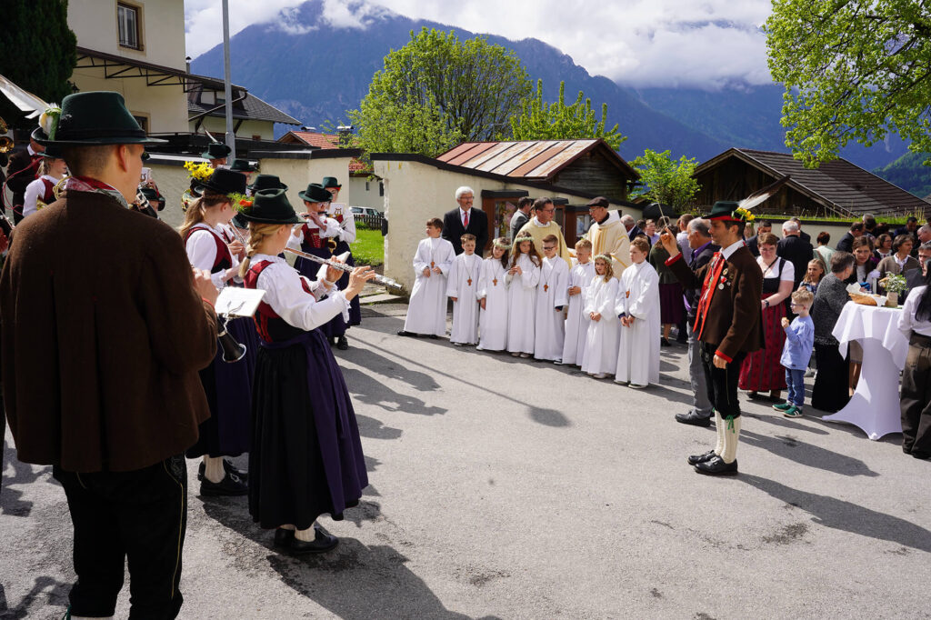Marschständchen für die Erstkommunikant:innen am Kirchplatz