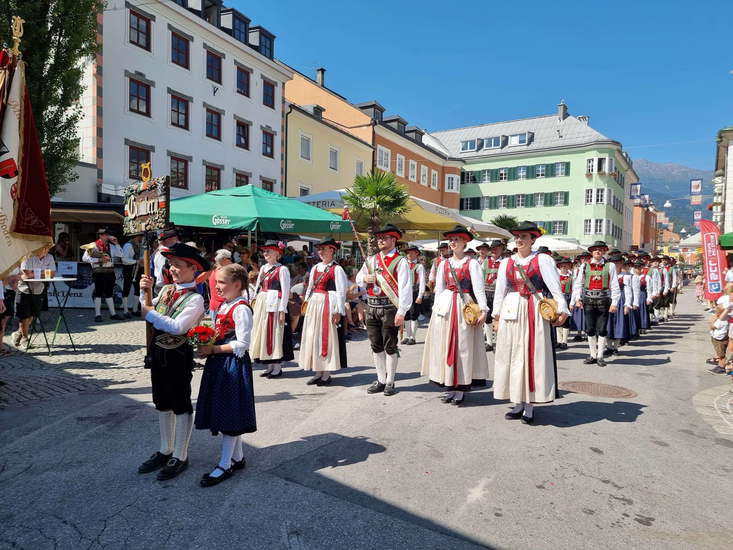 Angekommen an der Ehrentribüne am Lienzer Hauptplatz