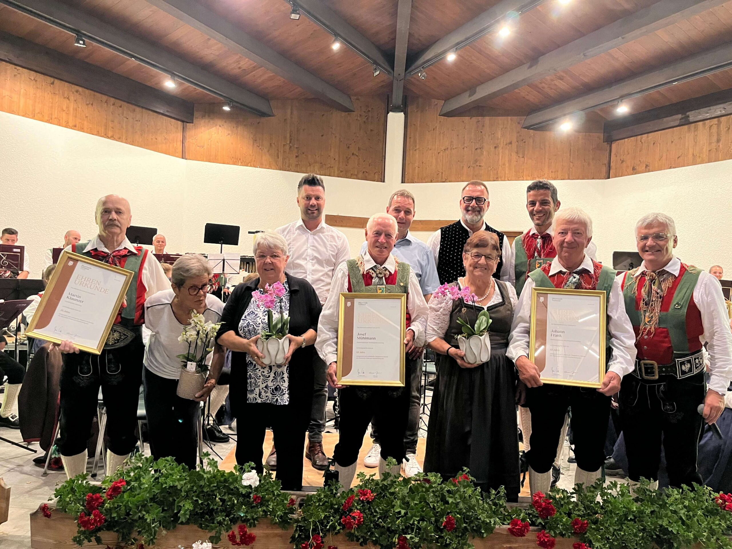 Unsere geehrten Musikanten Martin Klaunzer, Sepp Mühlmann und Johann Frank mit Gattinen