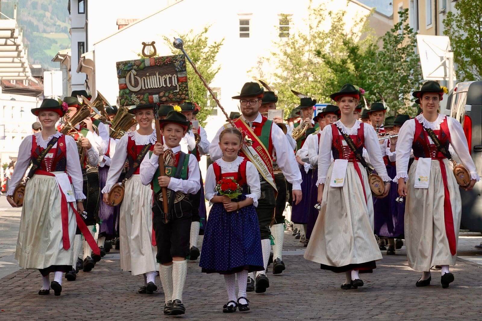 Sternmarsch durch die Muchargasse Richtung Klostergarten